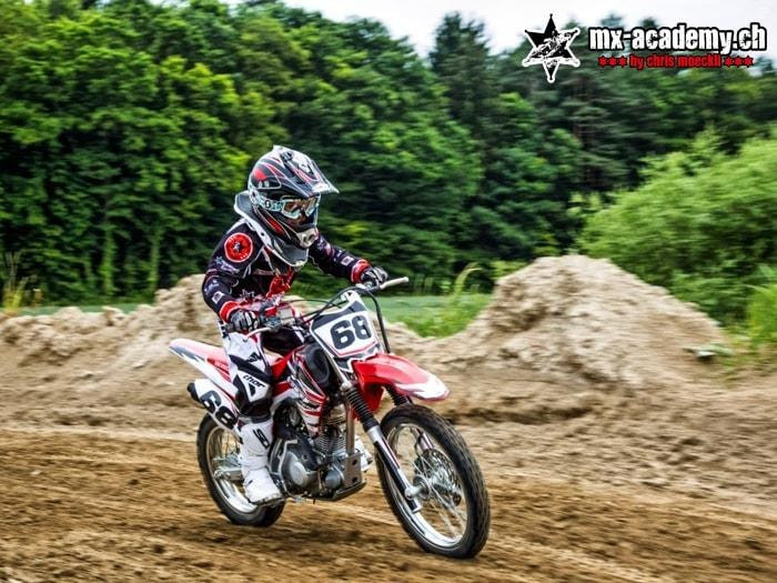 Jugend Motocross: Jugendlicher mit der Startnummer 68 unterwegs auf der Motocross-Strecke